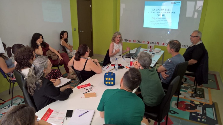 Emprendedores de Co-Crea-Te VLC asisten a una sesión sobre cooperativismo impartida por FEVECTA